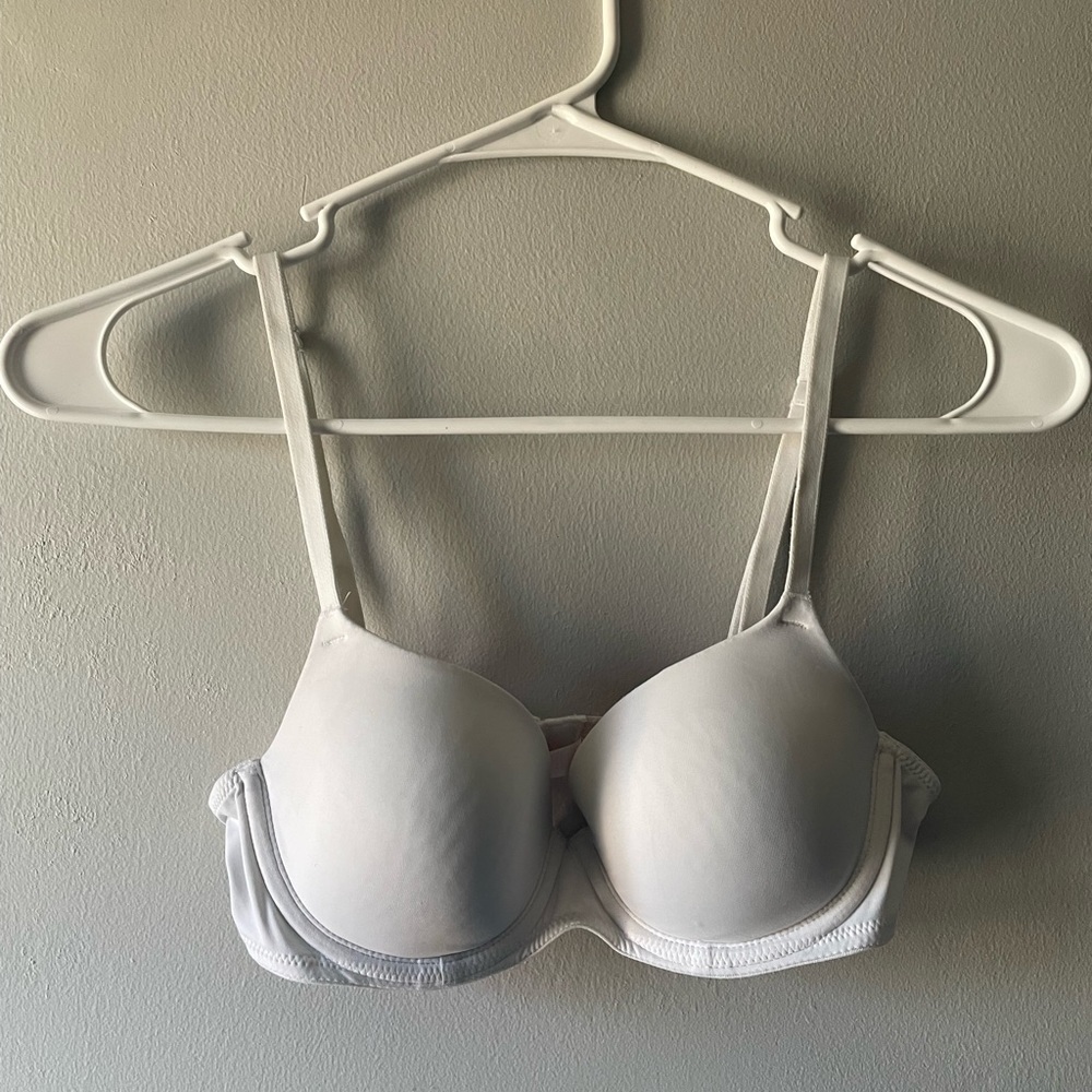 White Victoria Secret T-shirt bra. Size 34A